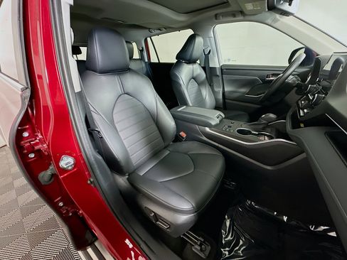 Used 2023 Toyota Highlander XLE image 28