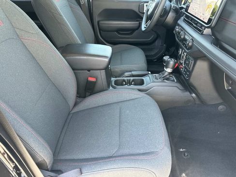 Used 2025 Jeep Wrangler Unlimited Rubicon AWD/4WD image 13