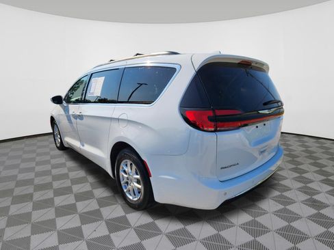 Used 2022 Chrysler Pacifica Touring-L FWD image 3