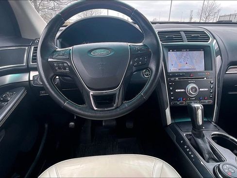 Used 2017 Ford Explorer Platinum image 7