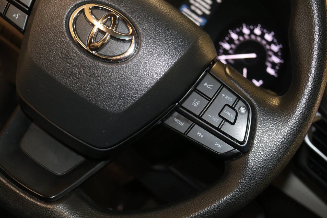 Used 2023 Toyota Sienna LE AWD/4WD image 29