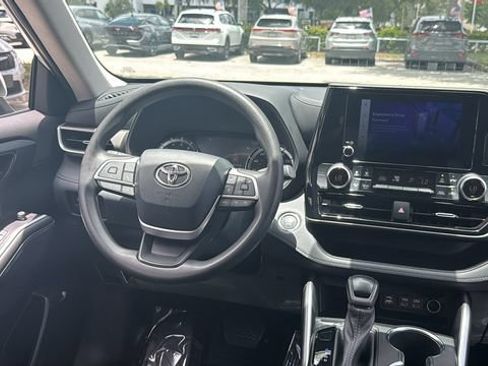 Used 2023 Toyota Highlander L FWD image 14