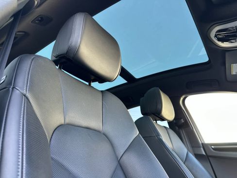 Certified 2025 Porsche Macan AWD/4WD image 18