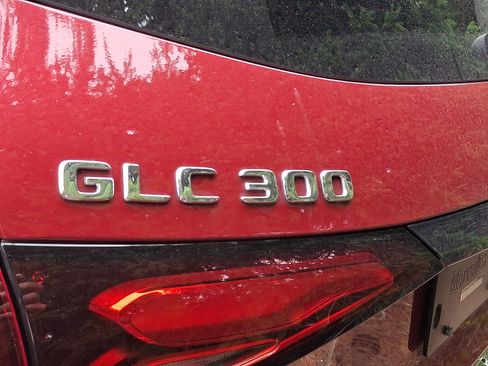 Used 2025 Mercedes-Benz GLC 300 4MATIC image 9
