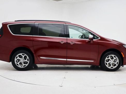 Used 2022 Chrysler Pacifica Limited AWD/4WD image 3