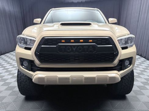 Used 2017 Toyota Tacoma TRD Sport w/ Tow Package (A/T) AWD/4WD image 9