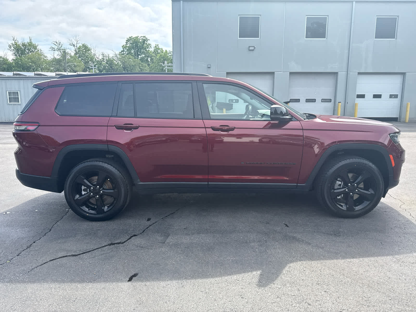 Used 2023 Jeep Grand Cherokee L Limited AWD/4WD image 2