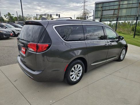 Used 2019 Chrysler Pacifica Touring-L FWD image 6