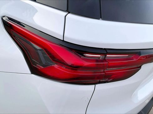 Used 2023 Chevrolet Traverse LT image 28