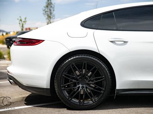 Used 2018 Porsche Panamera 4 AWD/4WD image 35