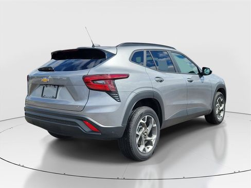 Used 2025 Chevrolet Trax LT w/ LT Convenience Package image 4