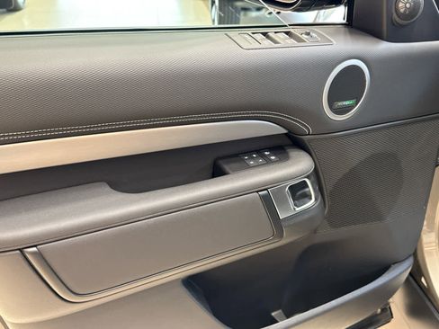 Used 2025 Land Rover Discovery Dynamic SE image 14