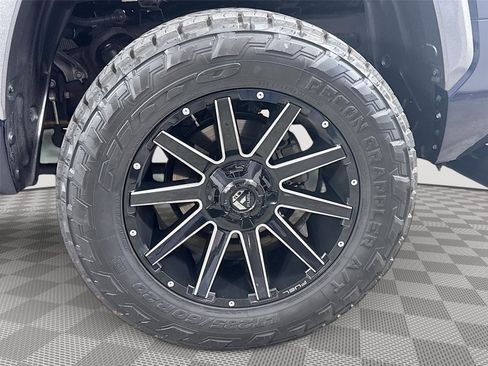 Used 2025 Toyota Tundra Limited AWD/4WD image 28