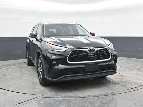 Used 2021 Toyota Highlander XLE AWD/4WD image 6