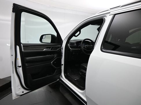 Used 2024 Jeep Wagoneer Series II w/ Flexible Seating Group image 9