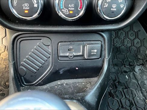 Used 2016 Jeep Renegade Sport w/ Power & Air Group image 15