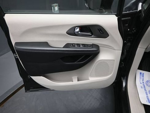 Used 2022 Chrysler Pacifica Touring-L FWD image 20