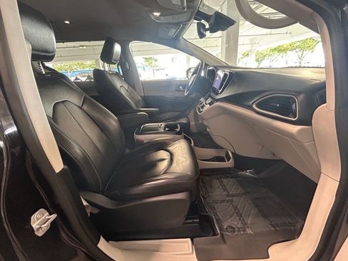 Used 2022 Chrysler Pacifica Touring-L image 22