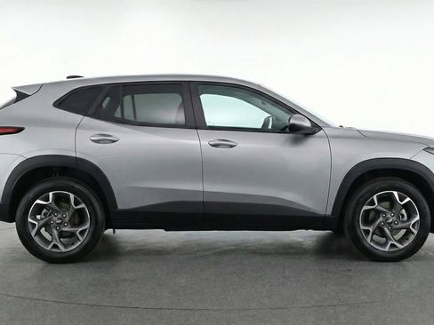 Used 2025 Chevrolet Trax LT image 11