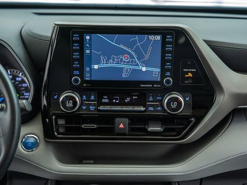 Used 2022 Toyota Highlander XLE AWD/4WD image 23