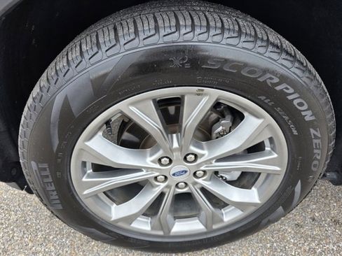 Used 2022 Ford Explorer XLT w/ Equipment Group 202A image 12