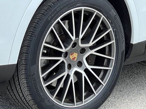 Certified 2023 Porsche Cayenne AWD/4WD image 12