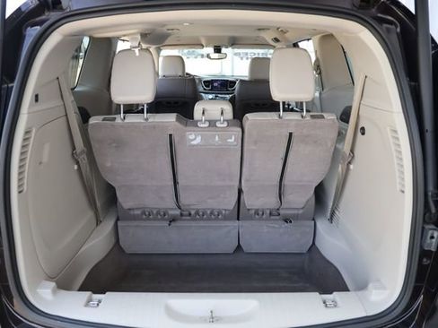 Used 2018 Chrysler Pacifica Touring-L w/ Tire & Wheel Group FWD image 12