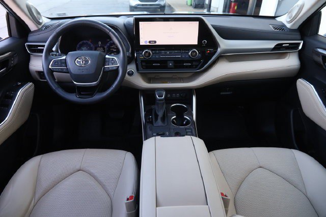 Used 2024 Toyota Highlander Platinum FWD image 26