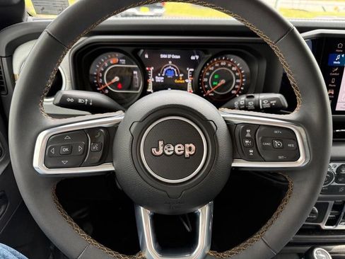 Used 2025 Jeep Wrangler Unlimited Sahara AWD/4WD image 16
