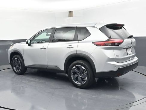 Used 2025 Nissan Rogue SV FWD image 2