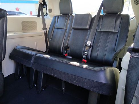 Used 2014 Chrysler Town & Country Touring image 23