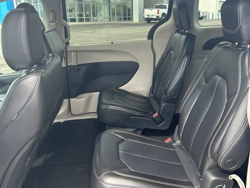 Used 2023 Chrysler Pacifica Touring-L FWD image 40