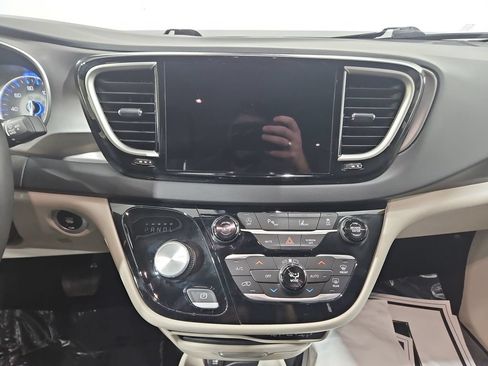 Used 2023 Chrysler Pacifica Touring-L FWD image 19