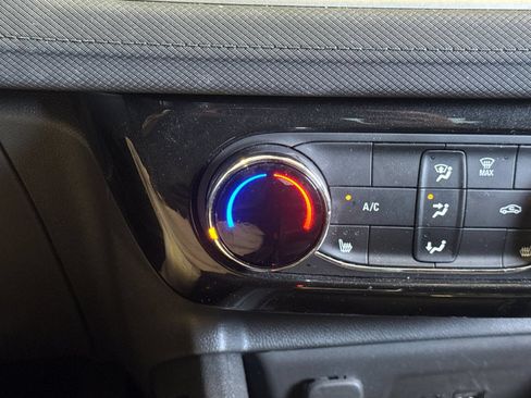 Used 2024 Chevrolet TrailBlazer LT w/ LT Cold Weather Package FWD image 28