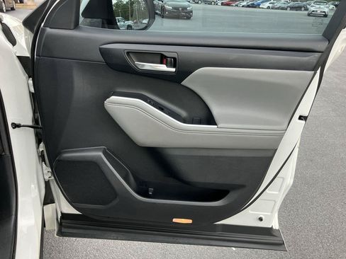 Certified 2020 Toyota Highlander XLE FWD image 36
