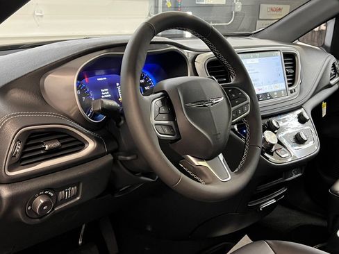 New 2026 Chrysler Pacifica Select image 13