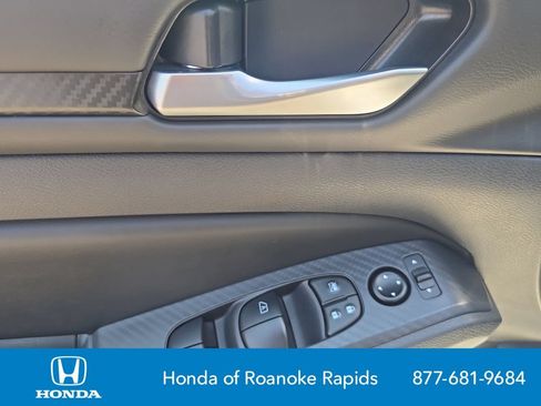 Used 2025 Nissan Altima 2.5 SV FWD image 11