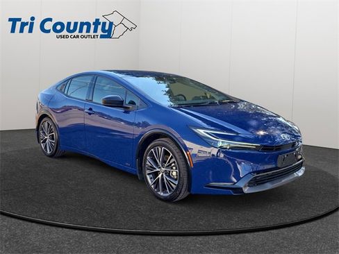 Used 2025 Toyota Prius XLE image 1