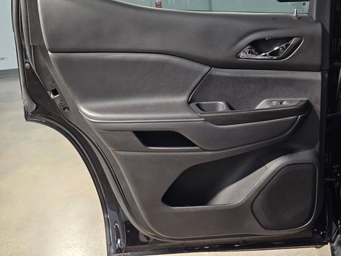 Used 2023 GMC Acadia SLT image 34