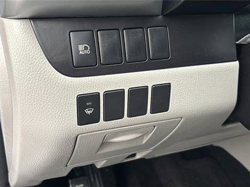 Used 2017 Toyota Highlander LE w/ Carpet Mat Package image 16