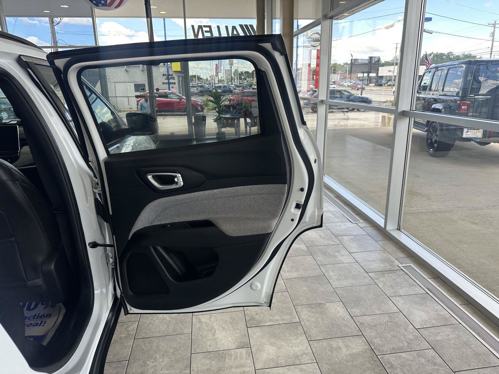 Used 2023 Jeep Compass Latitude AWD/4WD image 23