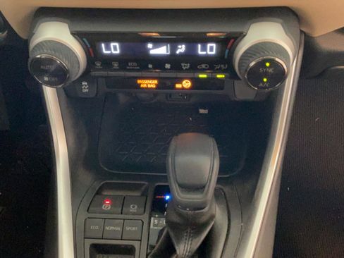 Used 2019 Toyota RAV4 XLE FWD image 34