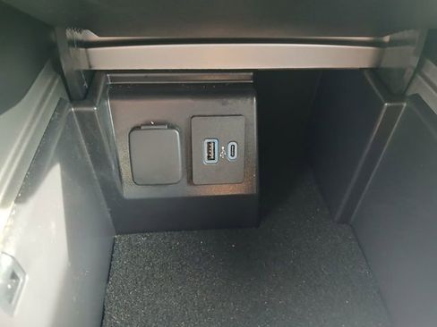 Used 2021 Ford Explorer XLT w/ Equipment Group 202A image 33