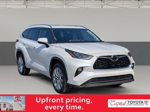 Used 2023 Toyota Highlander Limited FWD image 2