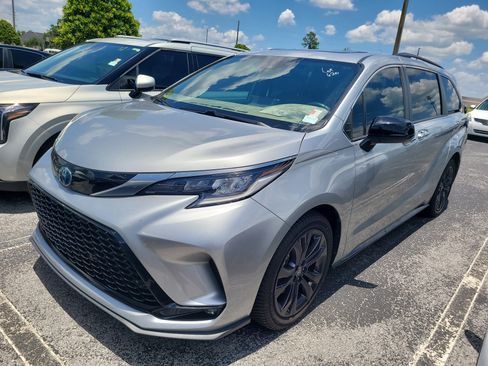 Used 2023 Toyota Sienna XSE FWD image 3