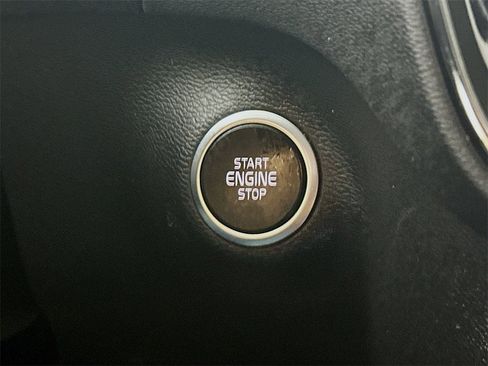 Used 2023 Volvo XC40 B4 Plus image 27