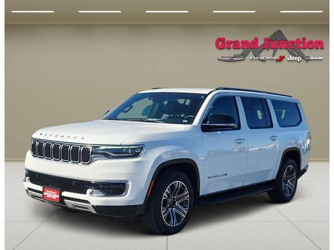 Used 2024 Jeep Wagoneer L Series II w/ Flexible Seating Group AWD/4WD image 2