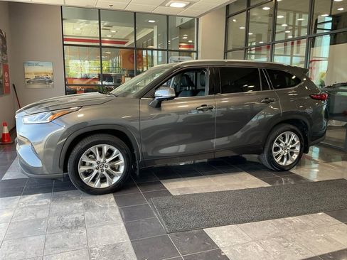 Used 2023 Toyota Highlander Limited AWD/4WD image 2