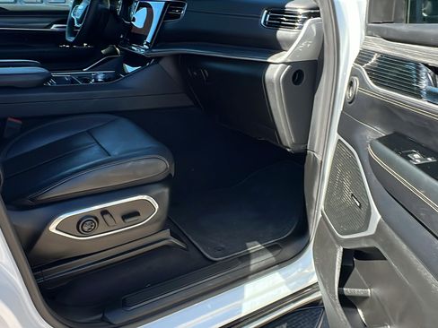 Used 2024 Jeep Wagoneer Series II w/ Flexible Seating Group image 19