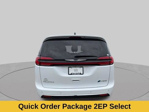 Used 2024 Chrysler Pacifica Limited FWD image 8